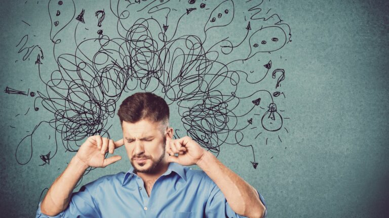 Ein Mann in einem blauen Hemd hält sich die Ohren zu, während verworrene Gedanken und Symbole über seinem Kopf schweben.