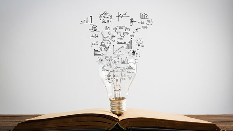 Ein aufgeschlagenes Buch mit einer Glühbirne in der Mitte, aus der verschiedene Geschäftsideen grafisch aufsteigen.