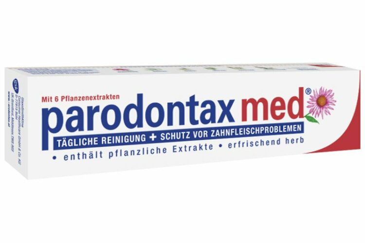 Verpackung der Zahnpasta parodontax med mit Pflanzenextrakten für tägliche Reinigung und Schutz vor Zahnfleischproblemen.