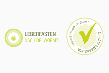 leberfaste-marienapo.png Logo von 'Leberfasten nach Dr. Worm' mit einem Pflanzensymbol und einem Experten-Siegel.