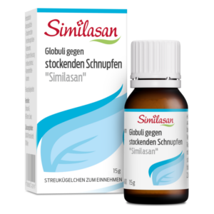 Flasche mit Globuli gegen stockenden Schnupfen von Similasan in einer Verpackung mit blauem Logo und weißem Hintergrund.