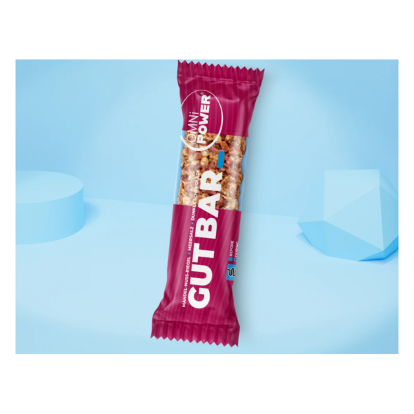 Snackriegel in durchsichtiger Verpackung mit pinkem Etikett, Hintergrund in hellblau, geometrische Formen.