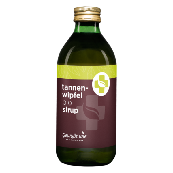 Grüne Glasflasche mit Bio-Tannenwipfelsirup, braunes Etikett und grüner Deckel, beschriftet mit Inhaltsangaben.