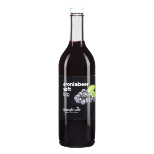 Flasche mit Bio-Aroniasaft, dunkelrot, beschriftet mit "aronia beer saft bio" und abgebildeten Aronien.