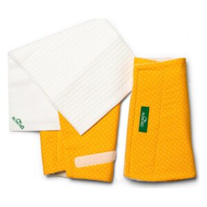 Vier Küchentücher: zwei gelbe mit weißen Punkten, eines weiß mit Rippstruktur und ein Handtuch mit Markenlabel.