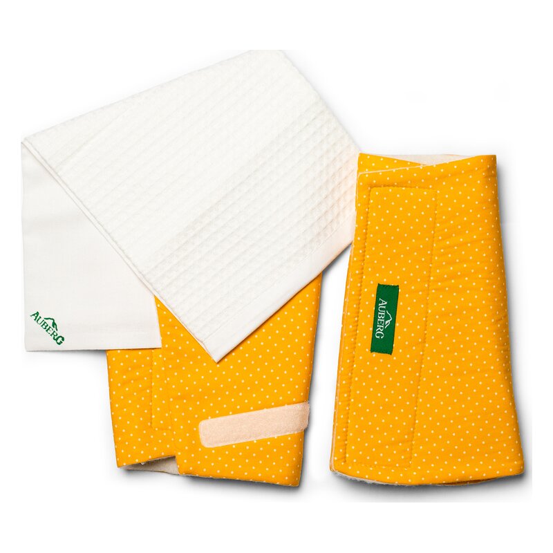 Vier Küchentücher: zwei gelbe mit weißen Punkten, eines weiß mit Rippstruktur und ein Handtuch mit Markenlabel.