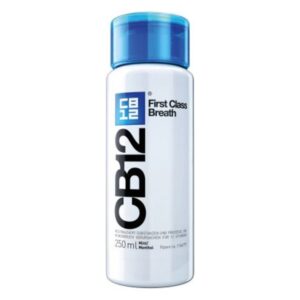 Flasche CB12 Mundspülung in Weiß mit blauer Verschlusskappe, 250 ml, beschriftet mit 'First Class Breath'.