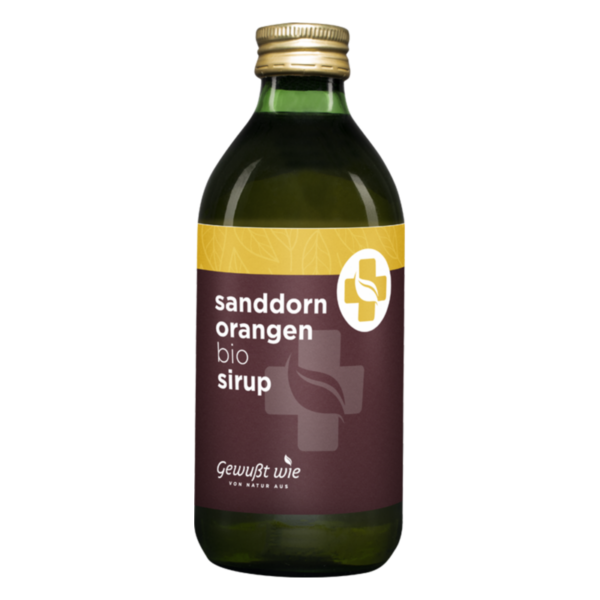 Glasflasche mit bio Sanddorn- und Orangensirup, dunkelbraunes Etikett mit gelben Akzenten.