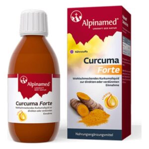 Braune Flasche mit Curcuma Forte von Alpinamed in einem roten Karton, umgeben von Kurkumawurzel und Pulver.