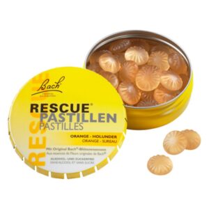 Gelbe runde Dose mit RESCUE Pastillen, die orange und holunderblütengeschmack haben, mit teilweise sichtbaren Pastillen.