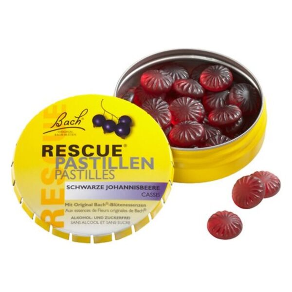 Dose mit RESCUE Pastillen in schwarzer Johannisbeere, gelbe Verpackung, einige Pastillen sichtbar.