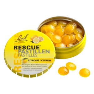 Runde, gelbe Bach RESCUE Pastillen im geöffneten Blechdöschen, beschriftet mit "Zitrone".