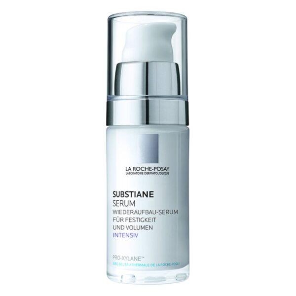 Weißes Serum in einem eleganten Pumpflakon mit silbernem Verschluss, beschriftet mit "Substiane Serum" und Anwendungshinweisen.