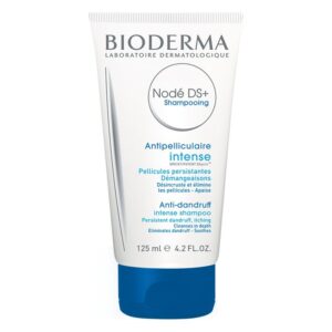 Tube des Bioderma Node DS+ Shampoos für intensiven Anti-Schuppen-Effekt mit blauem Verschluss.