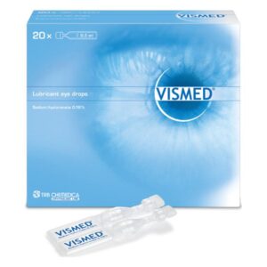 Verpackung von Vismed Augentropfen, bestehend aus mehreren transparenten Ampullen mit einem blauen Design.