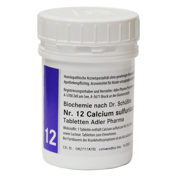 Weißer Plastikbehälter mit Deckel für homöopathische Tabletten, beschriftet 'Nr. 12 Calcium sulfuricum' von Adler Pharma.