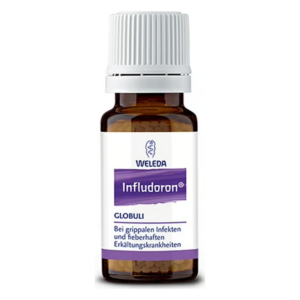 Braune Glasflasche mit weißem Deckel und Etikett für Weleda Infludoron Globuli zur Unterstützung bei Erkältungen.
