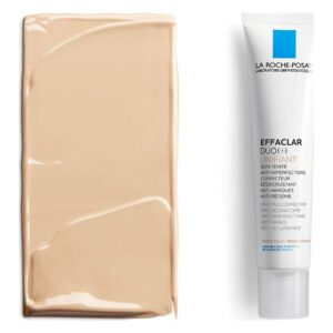 Eine Tube La Roche-Posay Effaclar Duo(+), neben einem Farbton von Foundation, in einer sanften Beigefarbe.