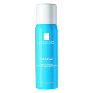 Blaues Sprayfläschchen von La Roche-Posay mit einer Zinksulfatlösung zur Mattierung und Porenverfeinerung.