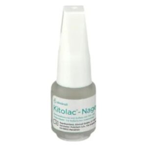 Flasche mit Nagelpflegeprodukt Kitolac, transparente Flüssigkeit in durchsichtiger Verpackung, mit weißem Sprühkopf.