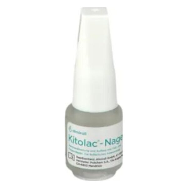 Flasche mit Nagelpflegeprodukt Kitolac, transparente Flüssigkeit in durchsichtiger Verpackung, mit weißem Sprühkopf.