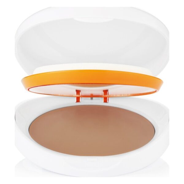 Offene Kosmetikdose mit braunem Puder und einem weißen Applikator im Inneren, orangefarbener Deckel.