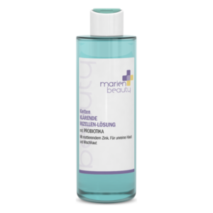Transparente Flasche mit klärender Mizellen-Lösung, etikettiert mit Inhaltsstoffen und Anwendungshinweisen.