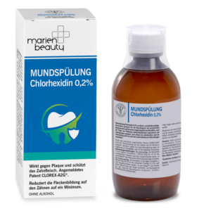 Mundspülung mit Chlorhexidin 0,2% in einer braunen Flasche neben der Verpackung mit blauen und weißen Designelementen.