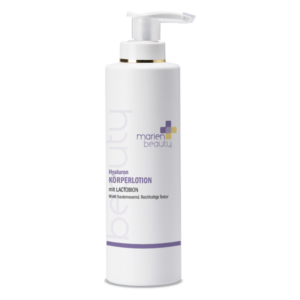 Weiße Flasche mit Pumpe, Körperlotion mit Hyaluron und Lactobion, beschriftet mit "marien beauty" und Anwendungshinweisen.