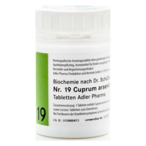 Weißer Kunststoffbehälter mit grünem Deckel, beschriftet mit homöopathischen Tabletten Cuprum arsenicum.