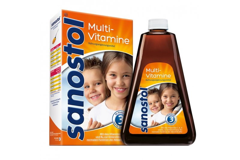 Sanostol_Multivitamine.jpg Verpackung von Sanostol Multivitaminen mit einem Fläschchen und einer Schachtel, abgebildete Kinder lächeln.
