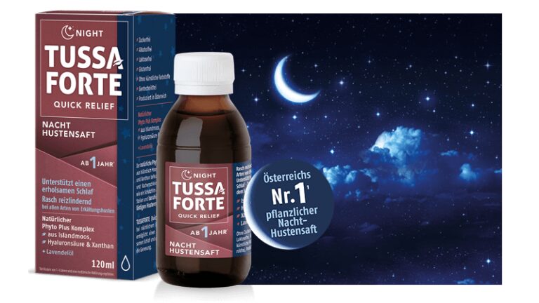 Tussa Forte Nacht Hustensaft in einer braunen Flasche mit einer Verpackung im Hintergrund, die einen Nachthimmel zeigt.