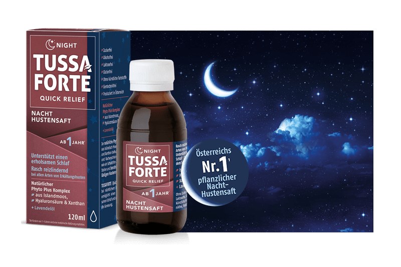 Tussa Forte Nacht Hustensaft in einer braunen Flasche mit einer Verpackung im Hintergrund, die einen Nachthimmel zeigt.