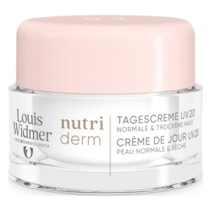 Helle Tagescreme in einem transparenten Glasbehälter mit rosafarbenem Deckel, beschriftet mit "Louis Widmer nutri derm".