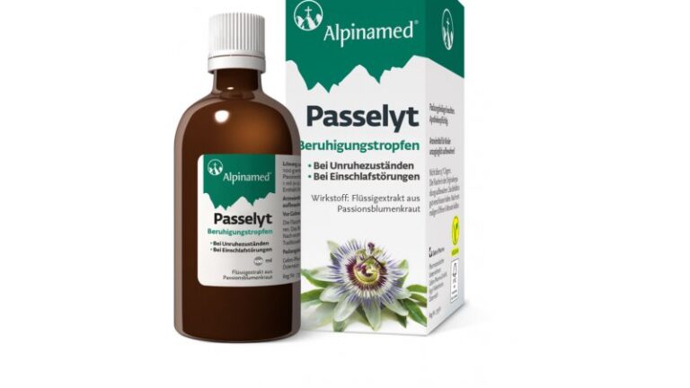 Braune Flasche mit weißem Deckel, Aufschrift 'Passelyt' für Beruhigungstropfen, daneben die Umverpackung mit grafischen Elementen.