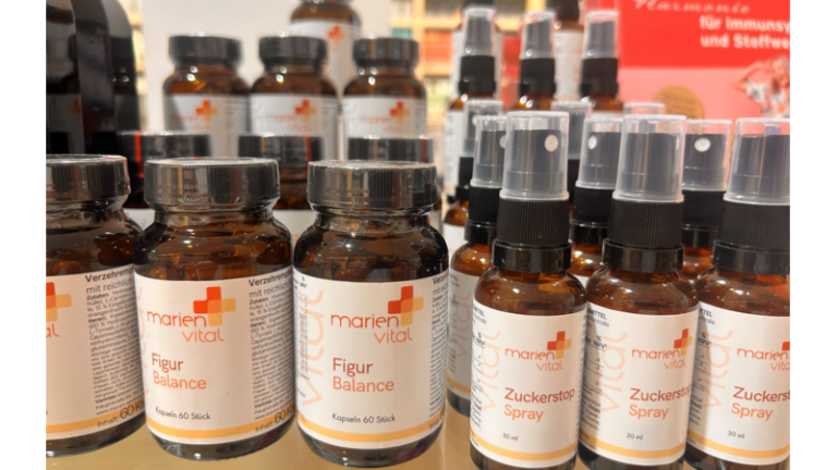 Flasche mit Nahrungsergänzungsmitteln von marien vital, darunter Figur Balance Kapseln und Zuckerstopp Spray.