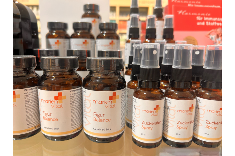 Flasche mit Nahrungsergänzungsmitteln von marien vital, darunter Figur Balance Kapseln und Zuckerstopp Spray.