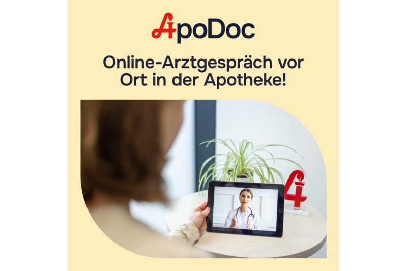 ApoDoc.png Person führt ein Online-Arztgespräch auf einem Tablet, mit Apotheke und Pflanze im Hintergrund.
