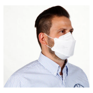 Ein Mann trägt eine weiße Schutzmaske und ein gestreiftes Hemd, mit einem neutralen Hintergrund.