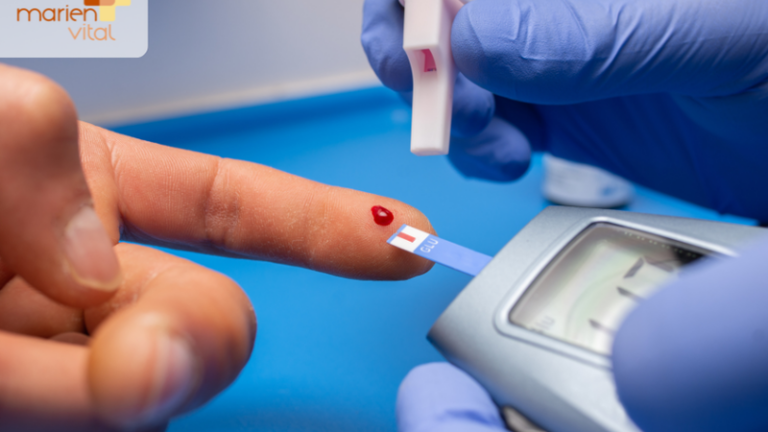 Ein Finger mit entnommenem Blut, während ein Blutzuckermessgerät benutzt wird; eine Teststreifen wird eingesetzt.