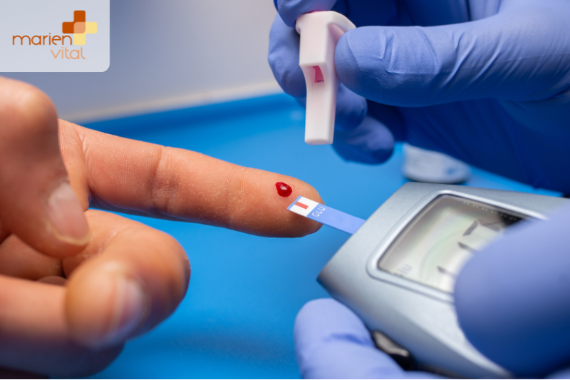 Ein Finger mit entnommenem Blut, während ein Blutzuckermessgerät benutzt wird; eine Teststreifen wird eingesetzt.