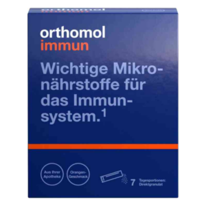 Blaue Verpackung von Orthomol Immun mit orangefarbenem Schriftzug und Angaben zu Mikro-Nährstoffen und Orange-Geschmack.