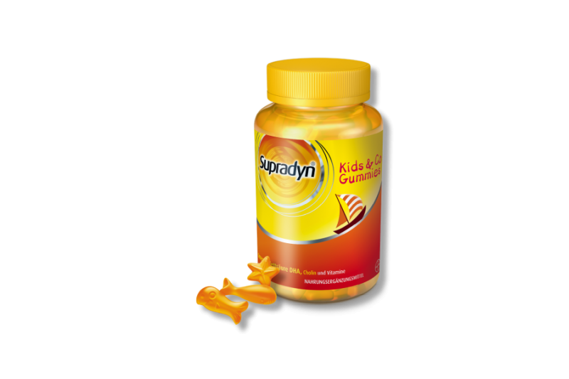 Flasche mit Supradyn Kids & Co Gummies, enthält vitaminreiche, farbenfrohe Gummibärchen in Fisch- und Sternform.