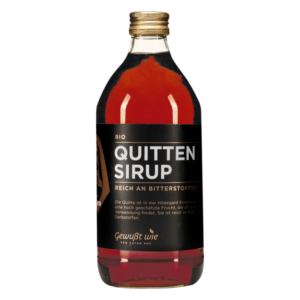Flasche mit Bio Quitten Sirup in Rot, etikettiert mit Inhaltsinformationen und schwarzem Schriftzug.