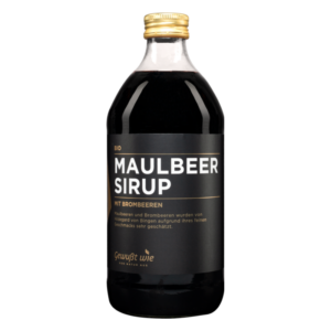 Eine Glasflasche mit Bio-Maulbeersirup, beschriftet mit "Maulbeersirup mit Brombeeren" und einem schwarzen Etikett.