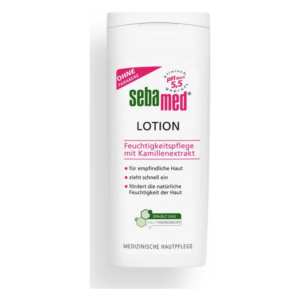 Flasche mit Sebamed Lotion zur Feuchtigkeitspflege, enthält Kamillenextrakt, für empfindliche Haut, zieht schnell ein.