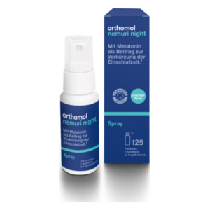 Orthomol nemuri night Schlafspray in einer weißen Flasche mit blauer Beschriftung neben der blauen Verpackung.