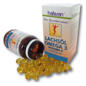 Braune Flasche mit Lachsöl Omega 3 Kapseln, daneben mehrere gelbe Kapseln und eine Verpackung.
