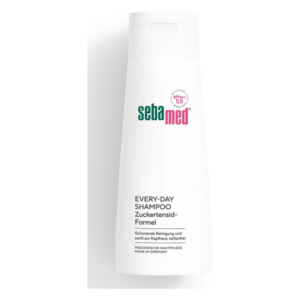Weiße Flasche mit Shampoo von Sebamed, Hinweis auf pH 5,5 und Zuckertensid-Formel, schonende Reinigung.