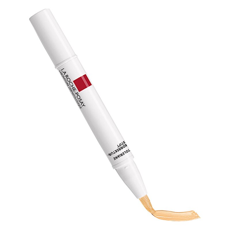Korrekturstift in einem weißen Gehäuse mit rotem Logo und beige Farbe am Applikator.